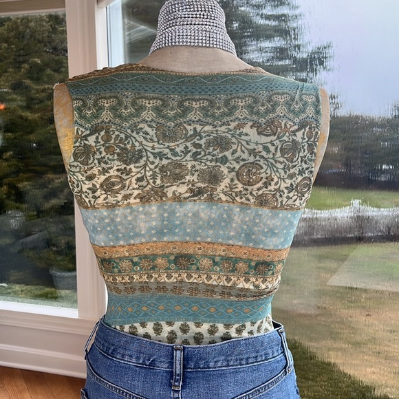 Sweet pea sleeveless top S flattering stretchy material. Fun boho pattern - Picture 2 of 6